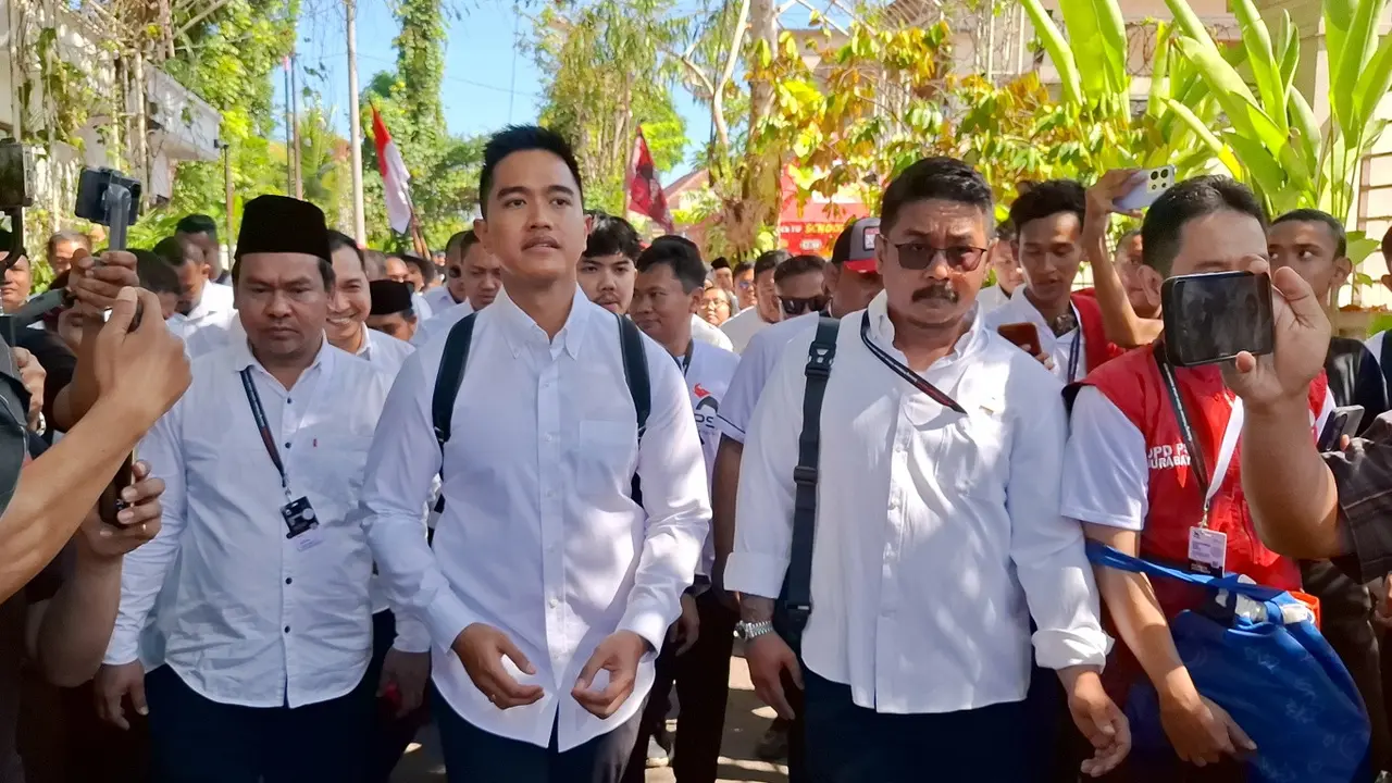Salah satu calon Ketua Umum Partai Sodaritas Indonesia (PSI) Kaesang Pangarep berangkat dengam jalan kaki menuju arena Kongres PSI di Graha Saba Buana diarak puluhan pendukungnya (Liputan6.com/Reza Kuncoro)