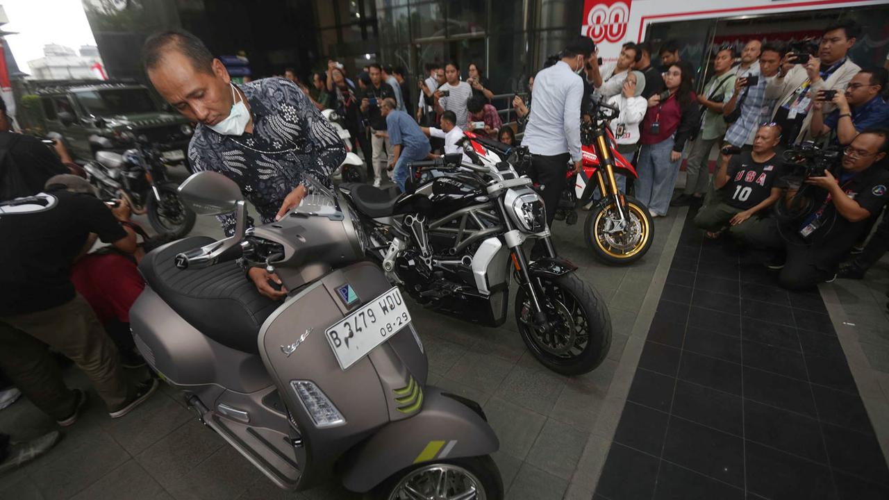 FOTO: OTT Wamenaker Noel, KPK Sita 22 Kendaraan Mewah