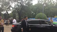 Ketua DPR Setya Novanto hadir di pelantikan Anies-Sandi. (Liputan6.com/Lizsa Egeham)