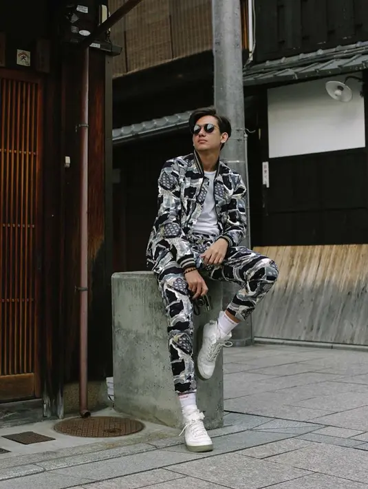 Adipati dan Vanesha memang sedang menjalani projek di satu judul film yang sama, yakni Teman Tapi Menikah. Meski begitu, ternyata mereka sudah saling kenal dan dekat sejak lama, bahkan sebelum Vanesha syuting film Dilan 1990. (Instagram/adipati)