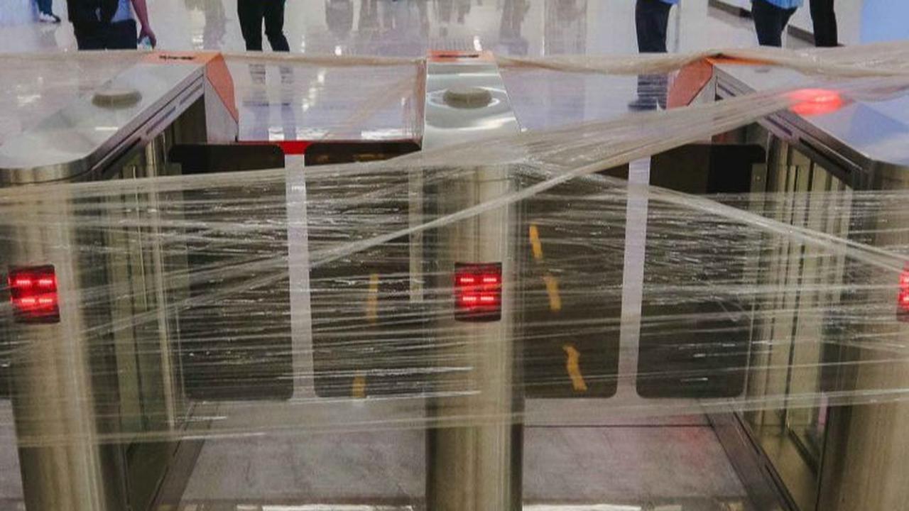 Namun kondisinya yang baru, masin tapping yang sudah siap itu masih disegel dengan bungkus plastik.