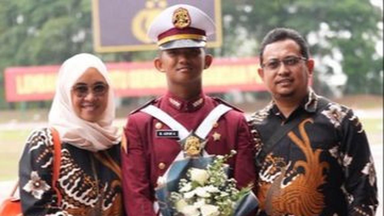 Kakek buyutnya merupakan Raja Gowa IX, Karaeng Tumaparisi Kallo.