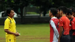 Salah satu pelatih di SSB ASIOP Apacinti, Berry Sidik (kiri) memberikan arahan kepada anak didiknya di Sekolah Sepak Bola (SSB) ASIOP Apacinti di Lapangan A Senayan, Jakarta, Jumat (20/2/2015). (Liputan6.com/Helmi Fithriansyah)