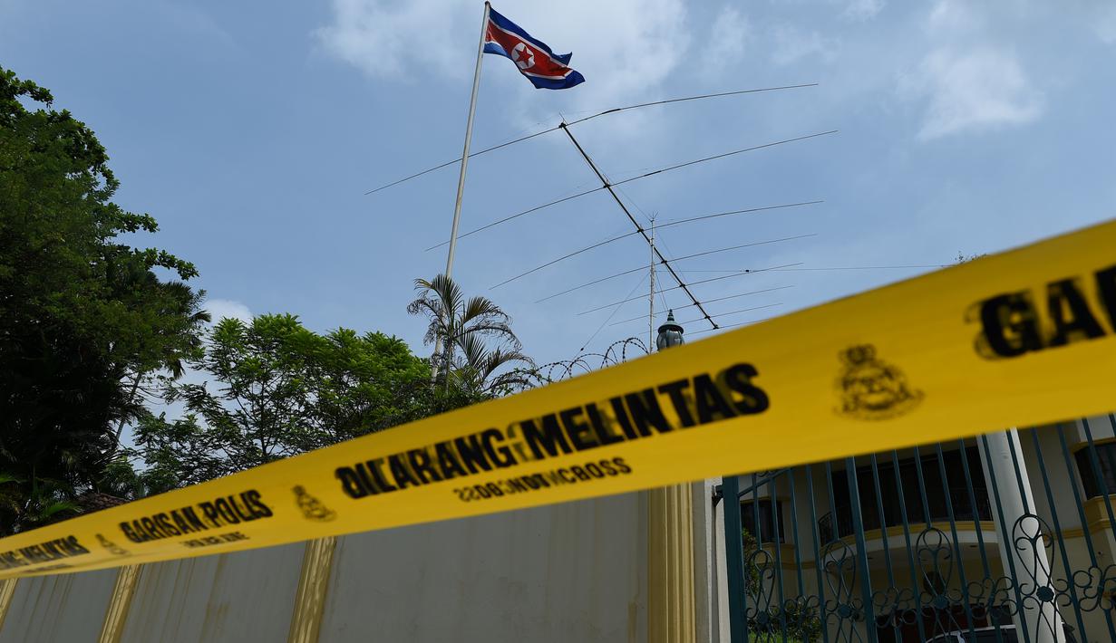 Garis polisi terpasang di depan kantor Kedutaan Besar (Kedubes) Korea Utara di Kuala Lumpur, Selasa (7/3). Langkah ini membalas keputusan Korut yang melarang seluruh warga negara Malaysia untuk meninggalkan negara komunis itu. (MOHD RASFAN/AFP)