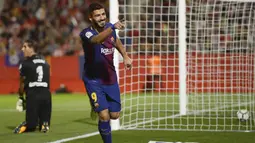 Striker Barcelona, Luis Suarez, melakukan selebrasi usai mencetak gol ke gawang Girona pada laga La Liga Spanyol di Stadion Montilivi Sabtu (23/9/2017). Barcelona menang 3-0 atas Girona. (AFP/Josep Lago)