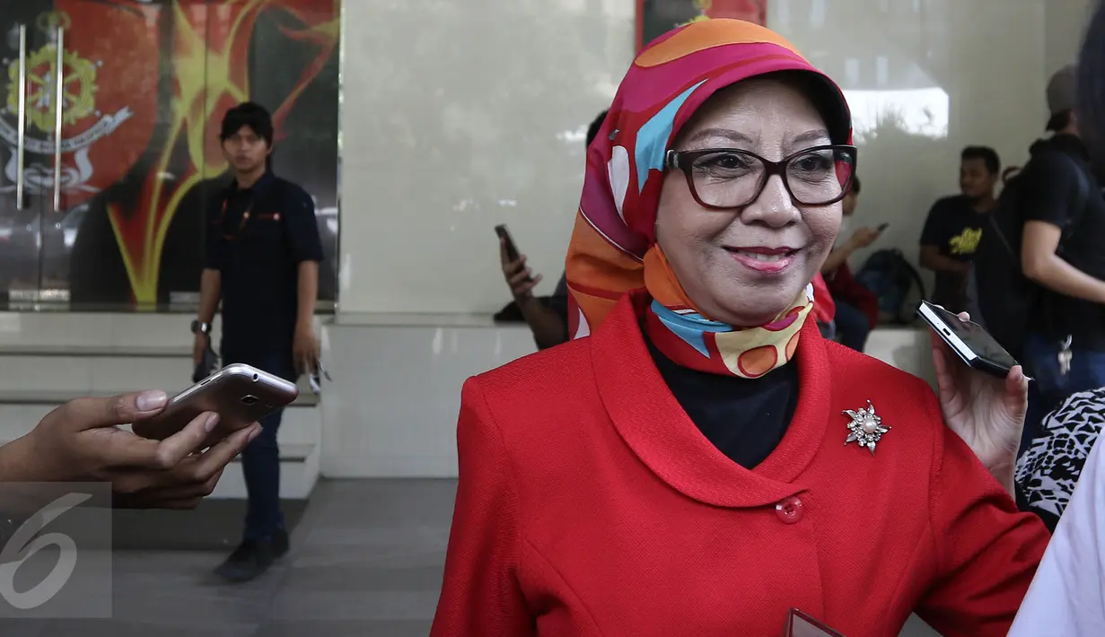 Senyum Ibu Ario Kiswinar, Aryani Soenarto usai mendatangi Resmob Polda Metro Jaya, Jakarta, Senin (13/3). Aryani Soenarto menanyakan perkembangan perkara terlapor Mario Teguh. (Liputan6.com/Herman Zakharia)