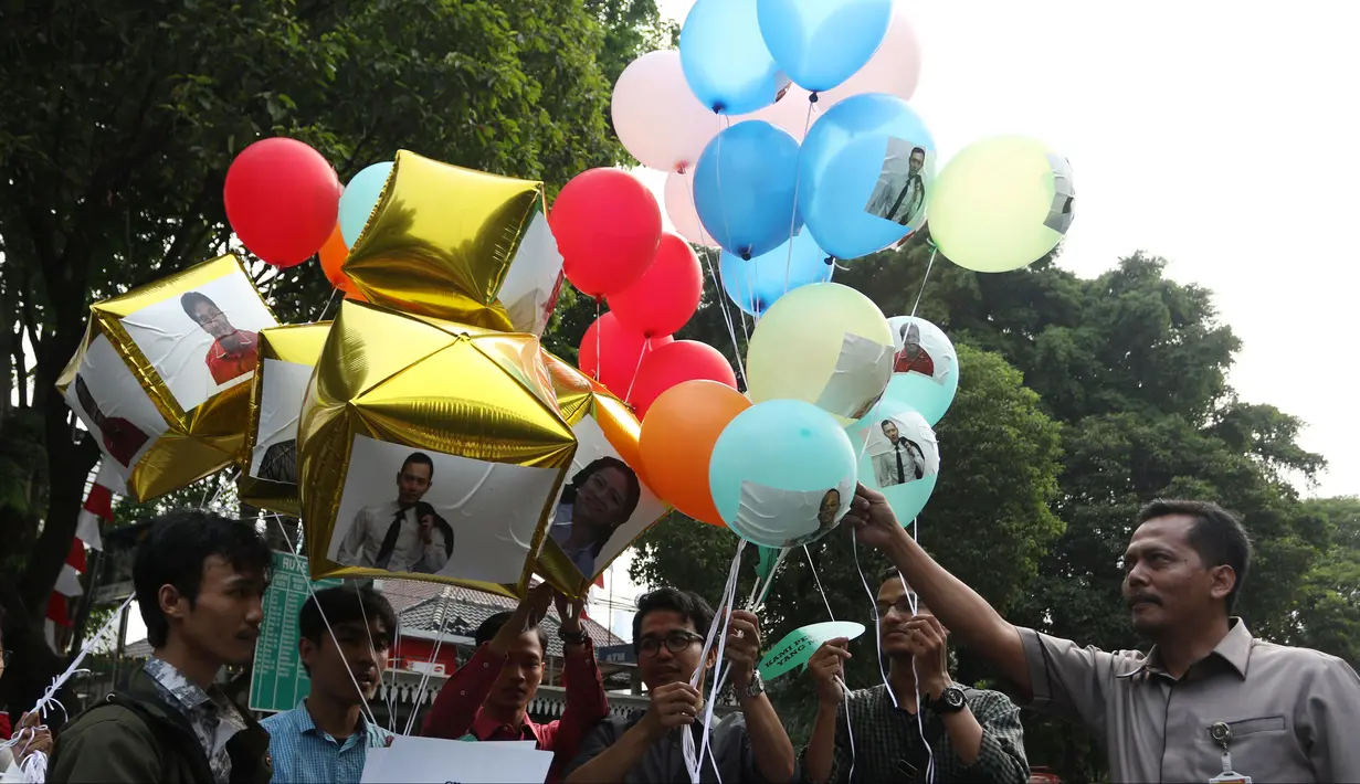 Aktivis Poros Indonesia Muda melakukan aksi pelepasan balon bertempelkan gambar politisi muda Indonesia di Gedung KPU, Jakarta, Rabu (1/8). Mereka berharap Pemilu 2019 mendapatkan pilihan yang membawa aspirasi kaum muda. (Liputan6.com/Helmi Fithriansyah)
