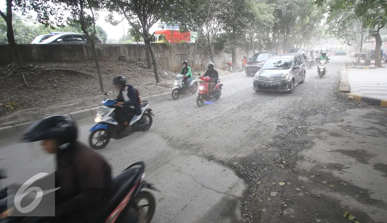 Jalan TB Simatupang sedang dalam proses perbaikan, Jakarta, Kamis (20/10). Kerikil dan debu membuat jalan tersebut menjadi lebih licin dan jarak pandang menjadi terbatas. (Liputan6.com/Immanuel Antonius)