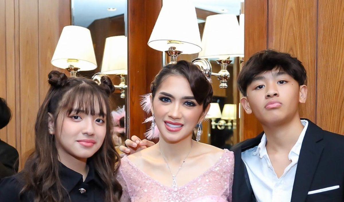 Angel Karamoy dikaruniai dua anak dari pernikahannya dengan Steven McJames Rumangkang pada 2007 lalu. Anak pertamanya, Lovely Rumangkang kini tumbuh menjadi gadis cantik.&nbsp;