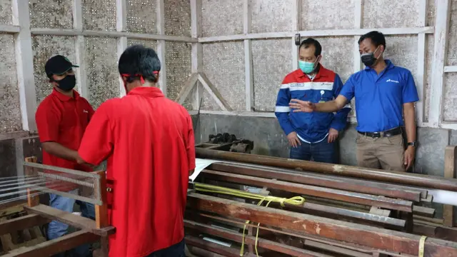 Area Manager Karaha Roy Bandoro Swandaru, mendapat penjelasan mengenai pembuatan benang sutra di salah satu kelompok binaan PGE Karaha, Tasikmalaya, Jawa Barat.