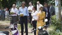 Akhiri Kunjungan di KTT ASEAN, Obama Menikmati Kelapa Muda (AFP)