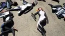 Para aktivis PETA saat menggelar aksi protes terhadap perburuan Paus Pembunuh di Sea World, San Diego, California, Kamis (1/9). Dalam aksinya mereka nekat bertelanjang dada dan mengecat tubuhnya menyerupai Paus Pembunuh atau Orca. (REUTERS/Mike Blake)