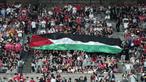 Bendera Palestina berukuran besar dibentangkan oleh suporter Korea Selatan saat laga Grup B Kualifikasi Piala Dunia 2026 melawan Palestina di Seoul World Cup Stadium, Seoul, Korea Selatan, Kamis (05/09/2024) WIB. (AP Photo/Ahn Young-joon)