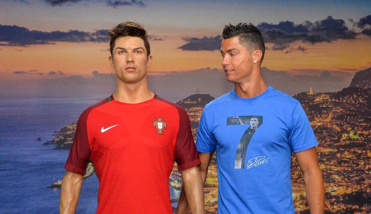Cristiano Ronaldo berfoto bersama patung lilin dirinya saat berada dipajang dalam museum CR7  tempat kelahiran Ronaldo di Madeira, Portugal, (23/7/20160.  (AFP/Joana Sousa)