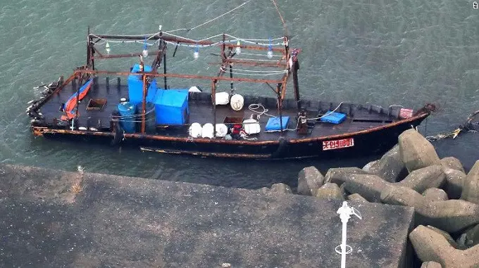 Kapal hantu yang terdampar di pantai Oga, Akita. (AP)