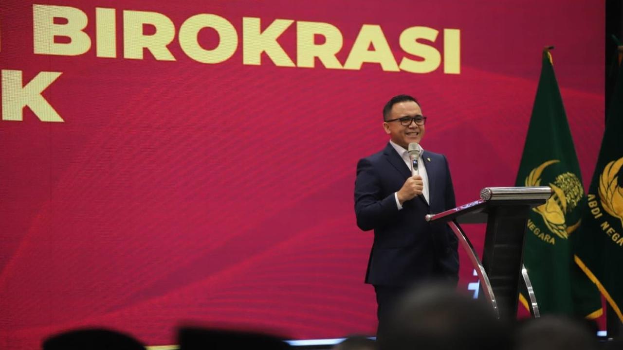 “Dari total kebutuhan ASN nasional, untuk kebutuhan ASN di Pemda (Pemerintah Daerah) telah disiapkan 419.146 atau 22,45 persen untuk pemenuhan ASN guru di instansi daerah,”&nbsp;