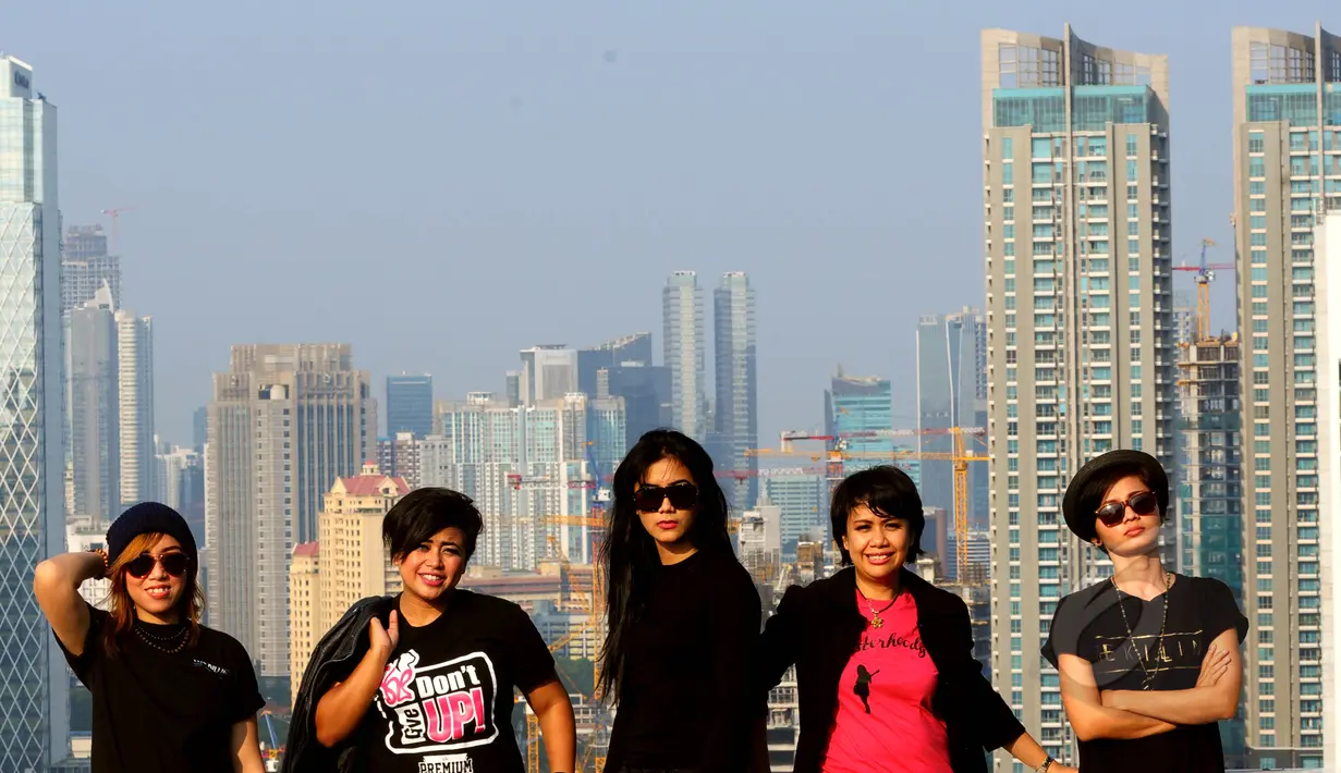 Grup band wanita asal Bandung, SHE, tampil bersama vokalis baru saat mengunjungi kantor Liputan6.com di SCTV Tower, Jakarta, Rabu (20/5/2015). (Liputan6.com/Faisal R Syam)