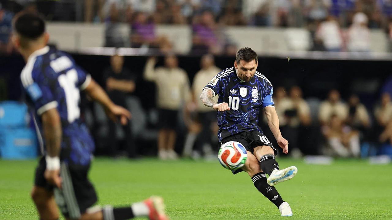 FOTO: Messi Cetak Gol Argentina Taklukkan Yordania