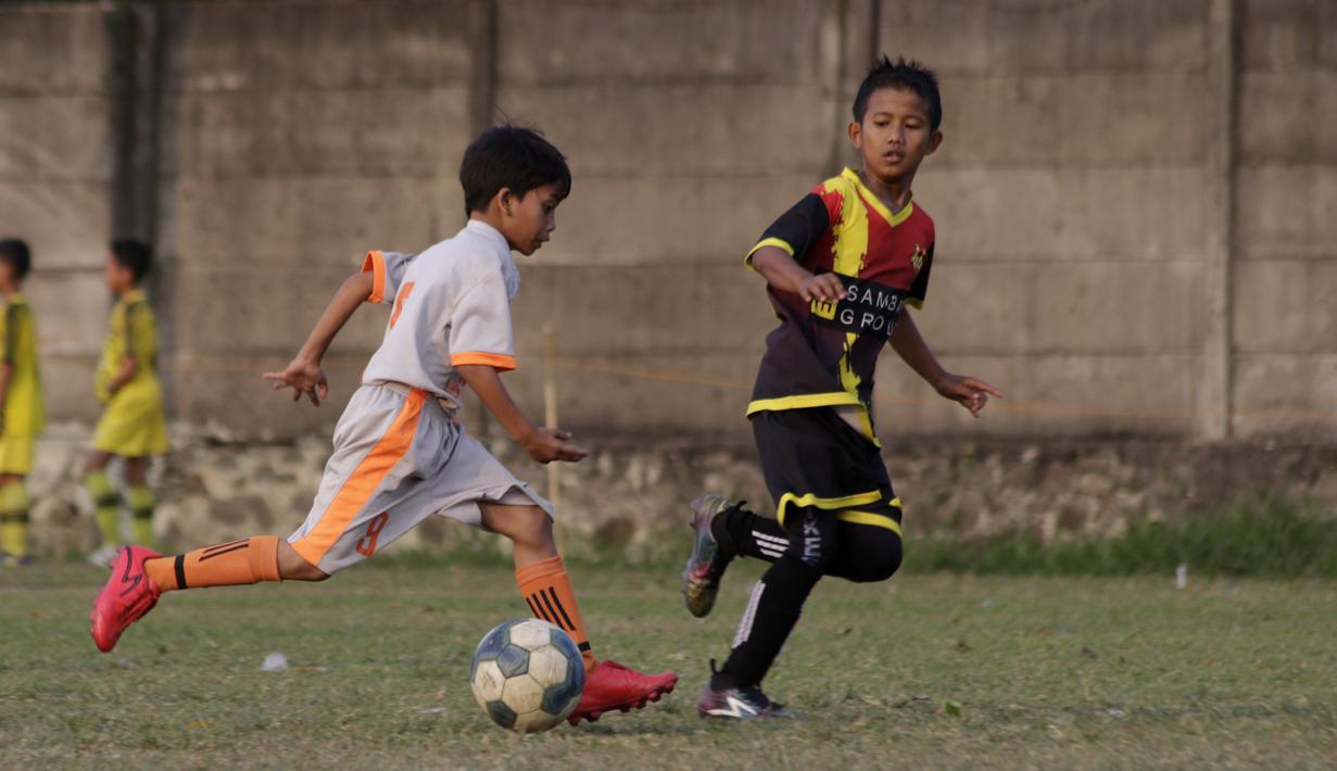 Pemain B24HABS berusaha melewati pemain Java Soccer Academy pada laga Indonesia Junior League 2019 di Lapangan Sawangan, Minggu (20/10). Dari liga kelas junior ini diharapkan bisa melahirkan pesepakbola muda berbakat dan berkualitas. (Bola.com/M Iqbal Ichsan)