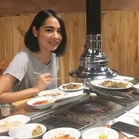 Pemeran Niken Anjani diam-diam telah berstatus janda. Pernikahan dengan pengusaha Rama Devara Sofyar berakhir cerai melalui Pengadilan Agama Jakarta Selatan Februari 2017. Kini, Niken terlihat menjalin hubungan dengan pria bule. (Instagram/nikenanjanii)