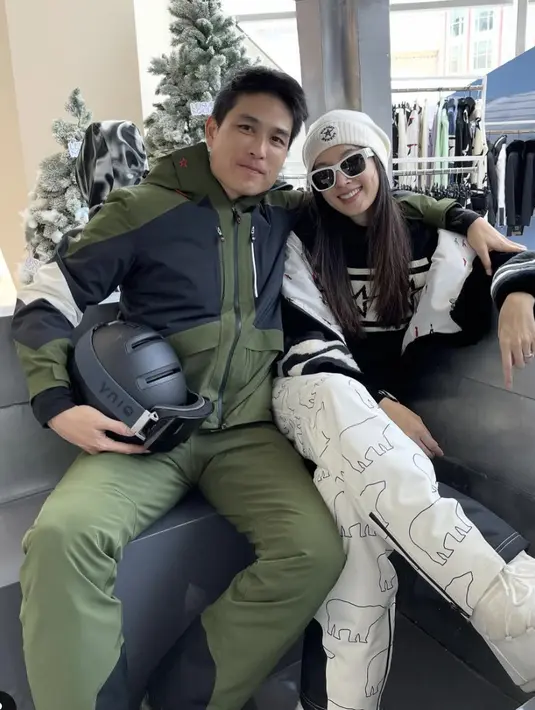 Sama-sama berkostum ski, Nong Poi dan sang suami tampak begitu profesional. [Foto: Instagram/ Nong Poy]