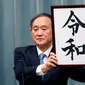 Sekretaris Kabinet Jepang, Yoshihide Suga menunjukkan plakat nama era baru Kekaisaran Jepang, Reiwa, di Tokyo, Senin (1/4). Reiwa, menjadi nama era yang baru yang mengganti Era Heisei seiring persiapan pengunduran diri Kaisar Akihito pada 31 April mendatang. (AP/Eugene Hoshiko)