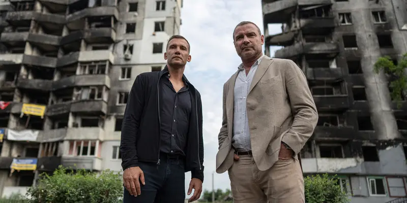 Andriy Shevchenko dan Liev Schreiber Kunjungi Kota Borodianka yang Hancur Dibombardir Rusia