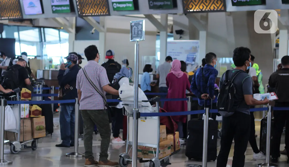 <p>Calon penumpang melakukan check in tiket pesawat di Terminal 3 Bandara Soekarno Hatta, Tangerang, Banten, Jumat (18/12/2020). PT Angkasa Pura II (Persero) atau AP II memprediksi lalu lintas sebanyak 2,1 juta penumpang pada periode angkutan Natal dan Tahun Baru 2021. (Liputan6.com/Angga Yuniar)</p>