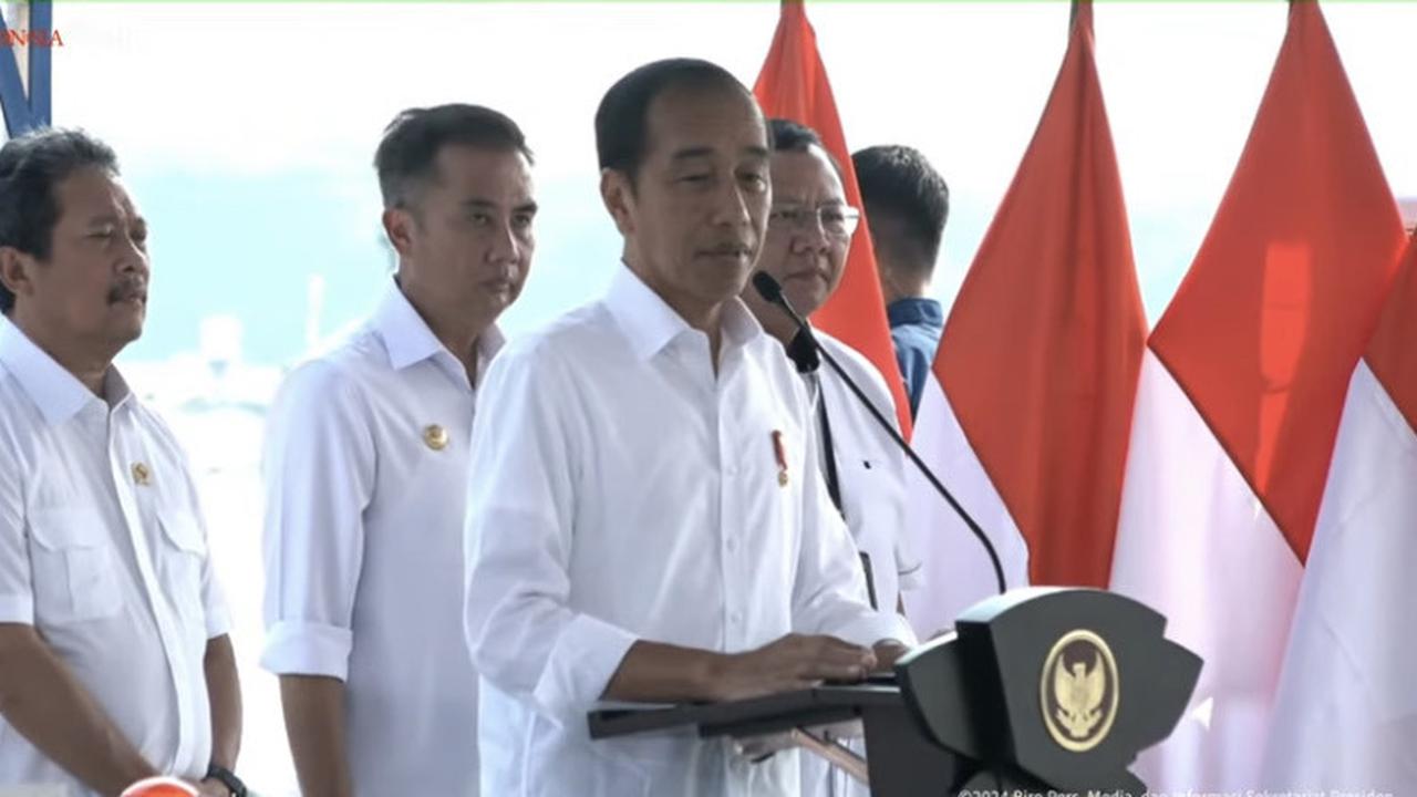 Presiden Joko Widodo (Jokowi) saat meninjau tambak ikan budidaya di wilayah Karawang, Jawa Barat.