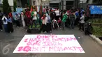 Puluhan orang dari Badan Eksekutif Mahasiswa Universitas Ibnu Chaldun melakukan aksi di depan Gedung Dirjen Dikti, Jakarta Rabu (7/10/2015). Mahasiswa Universitas Ibnu Chaldun meminta pencabutan pembekuan kampus mereka. (Liputan6.com/Helmi Fithriansyah)