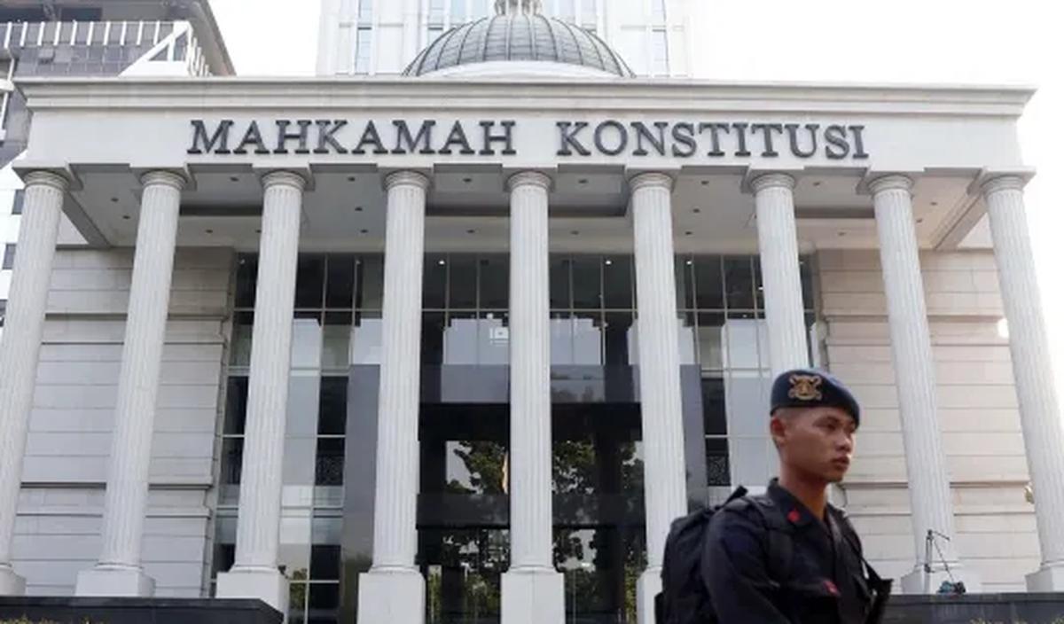 Hal demikian menunjukkan adanya pertentangan antara alasan-alasan mengajukan permohonan (posita) dengan hal-hal yang dimohonkan (petitum), sebagaimana hubungan antara posita dan petitum yang diatur dalam Pasal 74 Peraturan Mahkamah Konstitusi Nomor 2 Tahu