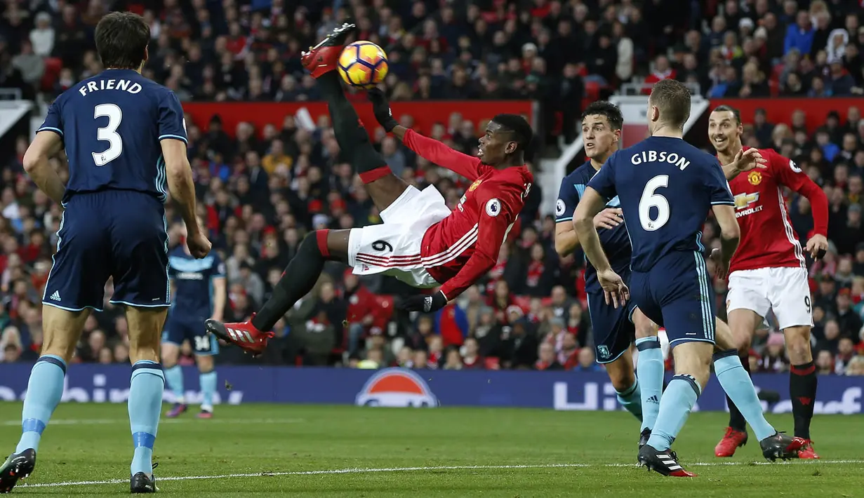 Gelandang Manchester United, Paul Pogba, berusaha membobol gawang Middlesbrough pada laga Liga Inggris di Stadion Old Trafford, Inggris, Sabtu (31/12/2016). (Reuters/Andrew Yates)