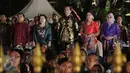 Presiden Jokowi (tengah) beserta Wapres Jusuf Kalla (kedua kiri) jelang menyaksikan pagelaran "Nusantara Berdendang", Jakarta, Jumat (28/10). Acara ini untuk memperingati Hari Sumpah Pemuda ke-88. (Liputan6.com/Faizal Fanani)