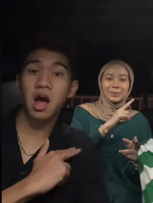 Pasangan ini juga terlihat kompak menari di beberapa video joget velocity yang diunggah bersama. Mereka saling menandai akun satu sama lain. Nadine sendiri punya akun Tiktok @dyfteyrry. Selain dikenal sebagai wanita berhijab, Nadine juga sering berbagi tips makup kecantikan di Tiktoknya. (Liputan6.com/Tiktok/@aymansbarubangun)