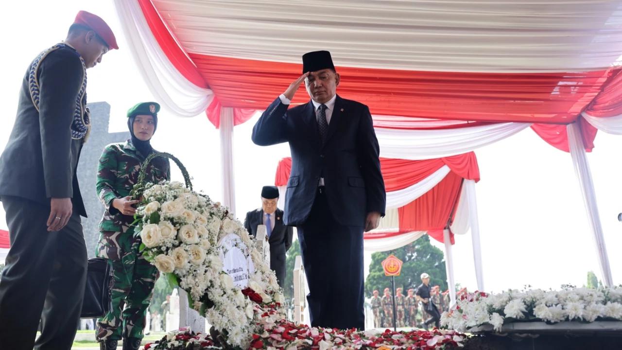 Momen Menhan Sjafrie Beri Hormat di Makam Prajurit TNI yang Gugur Sebagai Tentara Perdamaian PBB