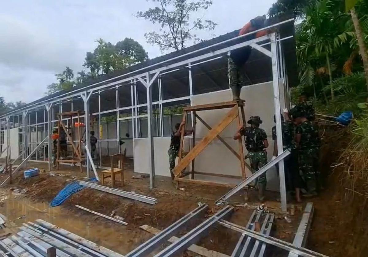 TNI AD Kerahkan Pasukan Bangun Hunian Sementara untuk Korban Tanah Bergerak di Lima Puluh Kota