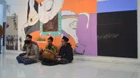Empat orang santri bermain musik saat mengiringi pembukaan pameran lukisan 2 Kiai Akhir Zaman, di Galeri Yayasan Pusat Kebudayaan (YPK) Kota Bandung, (10/9/2022). (Liputan6.com/Dikdik Ripaldi).