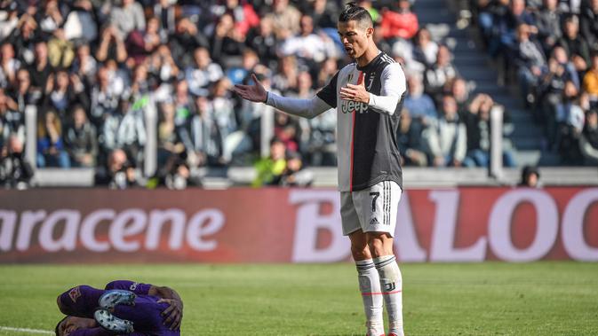 Pemain Juventus Cristiano Ronaldo (kanan) bereaksi saat salah seorang pemain Fiorentina terkapar di lapangan pada pertandingan Liga Italia di Allianz Stadium, Turin, Italia, Minggu (2/2/2020). Ronaldo tampil memukau dengan menorehkan dua gol saat Juventus menang 3-0. (Marco Bertorello/AFP)