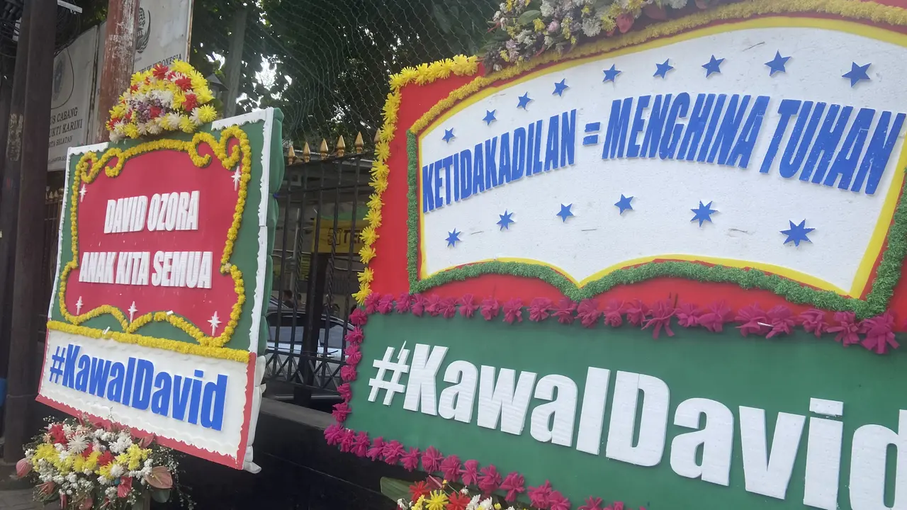 Karangan bunga dukungan untuk David Ozora di depan Pengadilan Negeri Jakarta Selatan, Selasa (13/6/2023). PN Jakarta Selatan hari ini menggelar sidang terdakwa Mario Dandy dan Shane Lukas.