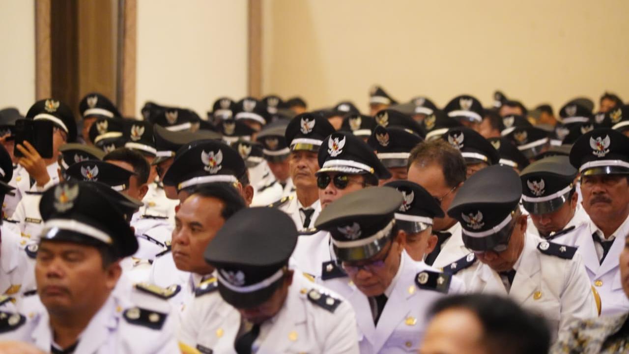 Sebanyak 414 Kepala Desa (Kades) Kabupaten Garut, Jawa Barat mendapatkan perpanjangan masa jabatan selama dua tahun ke depan, terhitung sejak dikukuhkan. (Liputan6.com/Jayadi Supriadin)