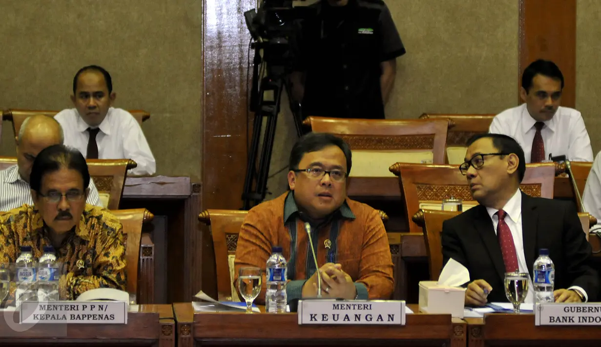 (Ki-ka) Menteri BPN/Bappenas Sofyan Djalil, Menkeu Bambang Brodjonegoro dan Gubernur BI Agus Martowardojo saat menghadiri rapat dengan Komisi XI DPR RI membahas Asumsi Dasar Makro RAPBN 2016, Jakarta, Senin (21/9/2015). (Liputan6.com/Johan Tallo)