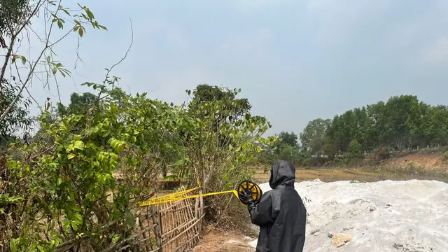 KBR Brimob Polda Banten Periksa Kandungan Radioaktif di Pembuangan Potasium