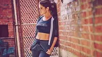 Selena Gomez berfoto untuk produk olahraga Adidas NEO musim  gugur 2015  (sumber foto: Mirror.co.uk)