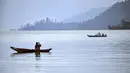 <p>Seorang pria memancing dari perahunya di danau Laut Tawar di Takengon, provinsi Aceh tengah, (1/3). Luas danau Laut Tawar ini kira-kira 5.472 hektare dengan panjang 17 km dan lebar 3,219 km. (AFP Photo/Chaideer Mahyuddin)</p>