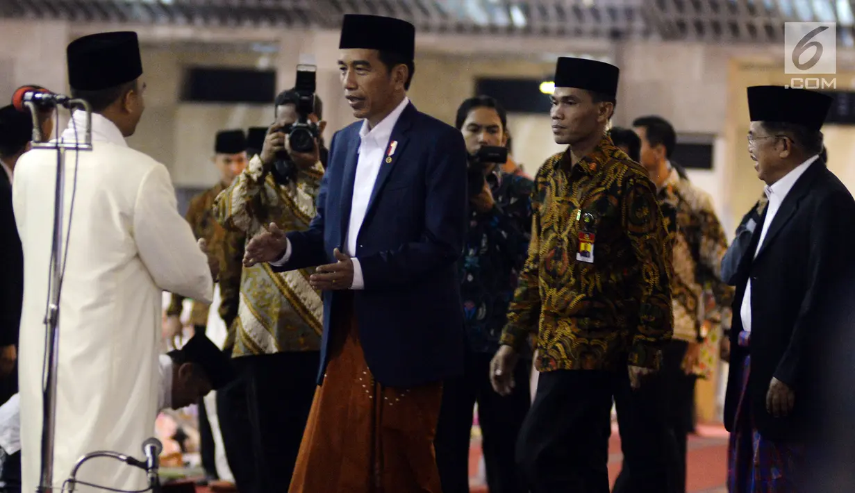 Presiden Jokowi bersalaman dengan Imam Rawatib Masjib Istiqlal Husni Ismail sebelum Salat Idul Fitri, Jakarta, Minggu (25/6). Pemerintah menetapkan 1Syawal 1438 H pada Minggu (25/6) setelah menunaikan 29 hari ibadah puasa. (Liputan6.com/Johan Tallo)