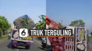 Terekam kamera pengendara motor yang melintas dibelakangnya. Sebuah truk membawa muatan terguling di jalan. Ini dia penyebabnya.