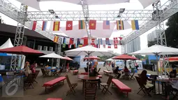 Sebagian lapangan parkir Istora Senayan, Jakarta disulap menjadi kafe selama berlangsungnya Kejuaraan Dunia Bulutangkis 2015, Rabu (12/8/2015). Kejuaraan Dunia Bulutangkis 2015 berlangsung 10-16 Agustus. (Liputan6.com/Helmi Fithriansyah)