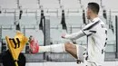 Bintang Juventus, Cristiano Ronaldo berselebrasi setelah mencetak gol ke gawang Crotone dalam lanjutan Liga Italia di Allianz Stadium, Selasa dinihari WIB (23/2/2021). Ronaldo menyumbang dua gol pada laga ini, sedangkan satu gol lagi disumbang Weston McKennie. (Marco Alpozzi/LaPresse via AP)