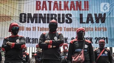 Massa Buruh Geruduk Gedung DPR Tuntut UU Cipta Kerja Dibatalkan