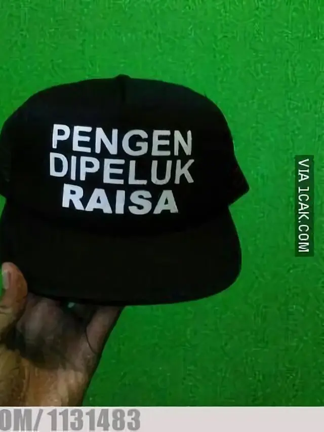 6 Tulisan di Topi Ini Nyeleneh Banget, Bikin Tepuk Jidat